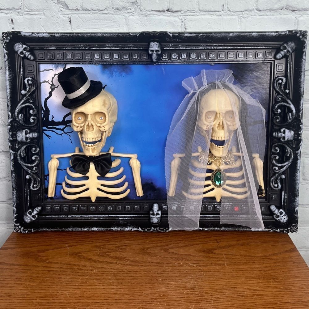 Animated Halloween Talking Wedding couple Light Up Creepy 21x15”